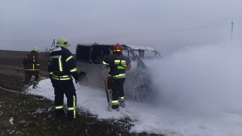 Пожежні погасили автомобіль, який загорівся поблизу Білогір’я