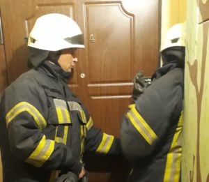 Рятувальники відкрили двері Славута чоловік
