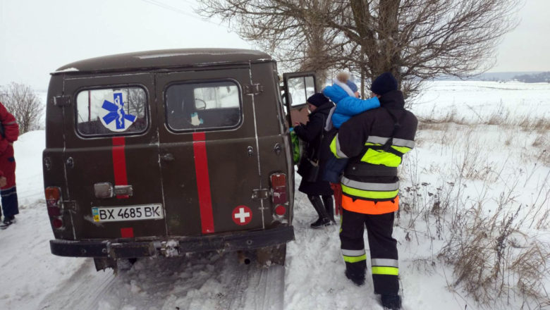 На Білогірщині рятувальники витягнули швидку з снігової пастки