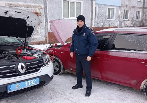 Офіцер з Нетішина допоміг водію, який став «заручником негоди»