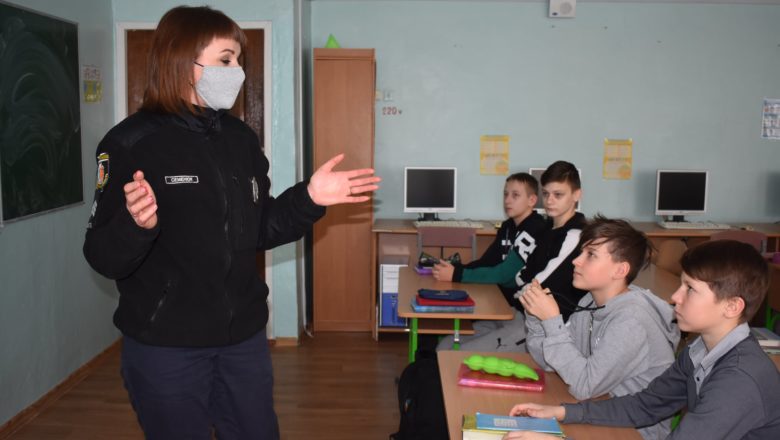 У Нетішині поліцейські спілкувалися з школярами про безпеку в інтернеті