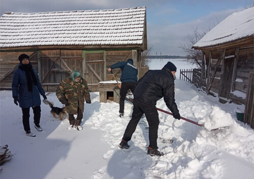 На Шепетівщині поліцейські допомогли самотнім бабусям розчистити подвір’я