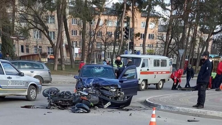 У Славуті мотоцикл зіткнувся з автівкою