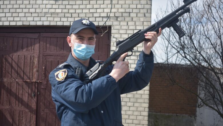 Шепетівським офіцерам громад видали помпові рушниці