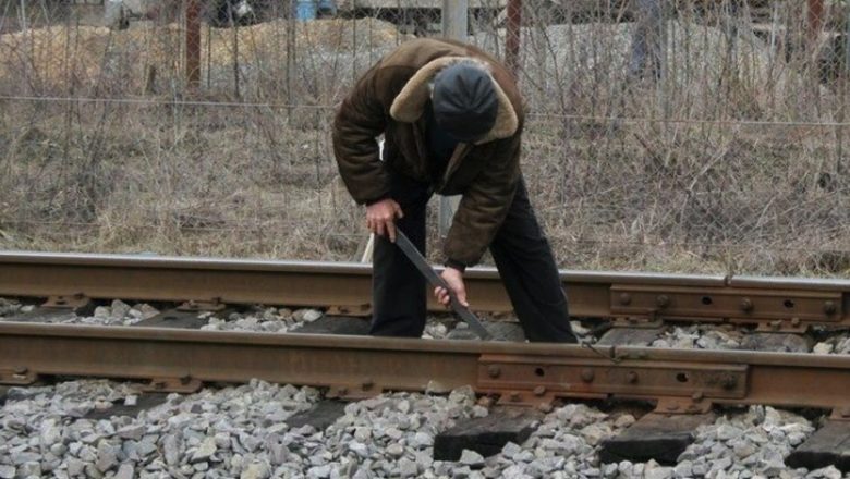У Славуті троє чоловіків вкрали залізничну колію