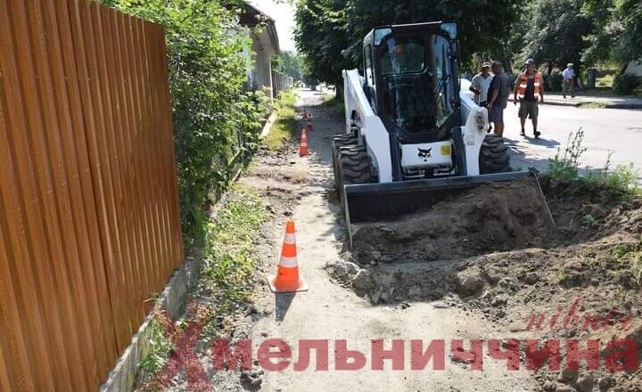 Збережуть липи та вкладуть бруківку: по вулиці Островського в Шепетівці продовжують ремонт тротуару
