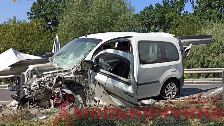 Летальна ДТП на Хмельниччині: Renault Kangoo врізався у відбійник