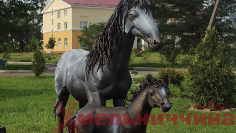 У Славуті встановили двох коней з QR- кодом та одного – з глибоким змістом