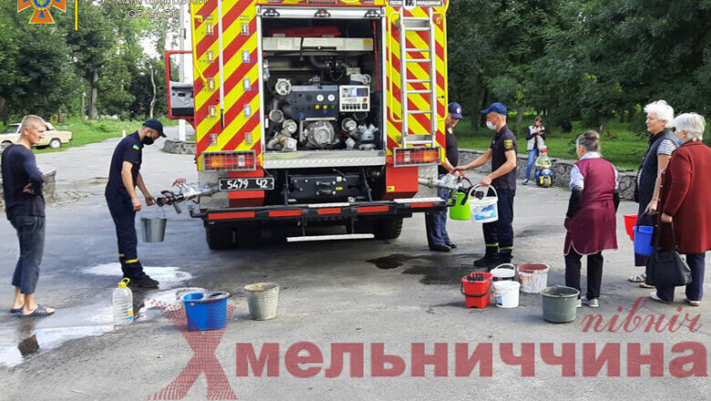 У “зневоднений” район Ізяслава рятувальники привозили технічну воду