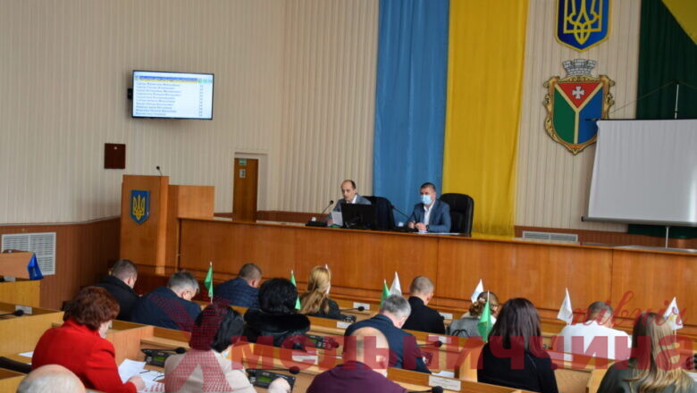 Звернення до Верховної Ради, зміни до бюджету, земельні питання: у Шепетівській ТГ відбулася 17-та сесія міської ради