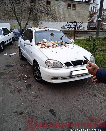 На Хмельниччині покарали «героя» парковки: білосніжне авто закидали побутовим сміттям