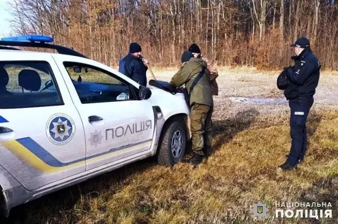 Вилучили 15 одиниць зброї та зафіксували 62 порушення: на Хмельниччині поліцейські перевіряють дотримання правил полювання