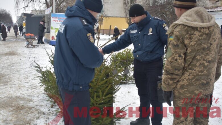 У Шепетівці поліцейські проводять рейди в місцях торгівлі новорічними ялинками
