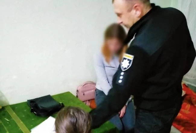 Напилися та влаштували бешкет в гуртожитку: на Шепетівщині п’яних дівчат вгамовували поліцейські