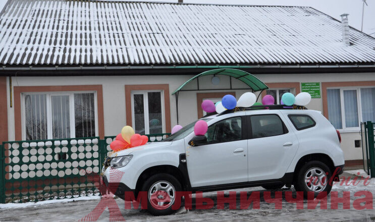 Медики Ізяславщини та Білогірщини отримали нові спецтранспорти: два автомобілі “Renault DUSTER” вже в амбулаторіях