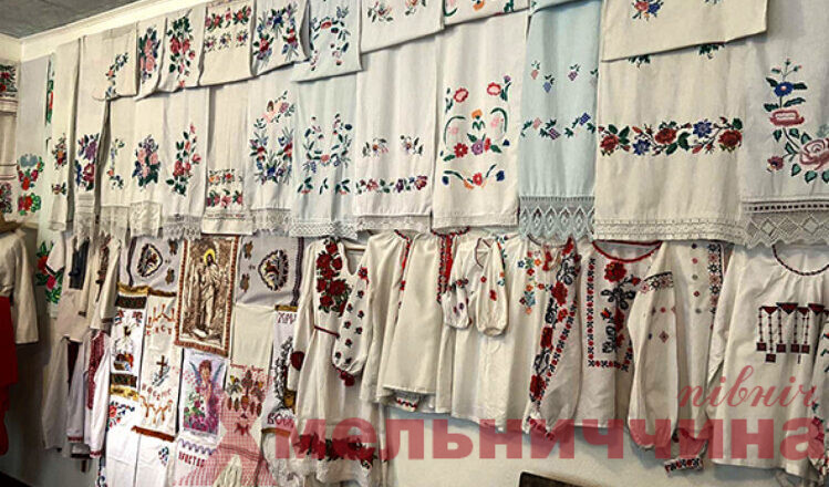 Музей подільської вишивки та побуту: на Хмельниччині родина зібрала понад півтисячі експонатів та відкрила сільський музей
