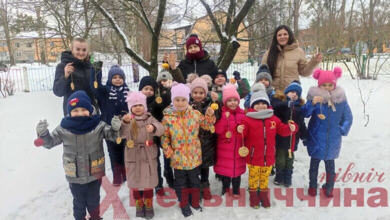 Всесвітній день екологічної освіти: НПП «Мале Полісся» разом з вихованцями славутського садочку пригощали пернатих