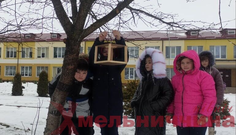 Нагодуй птахів взимку: школярі Улашанівського ліцею взяли участь у заході від НПП «Мале Полісся»