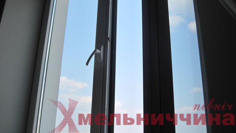 Випала з вікна: патрульні Хмельницького рятували жінці життя