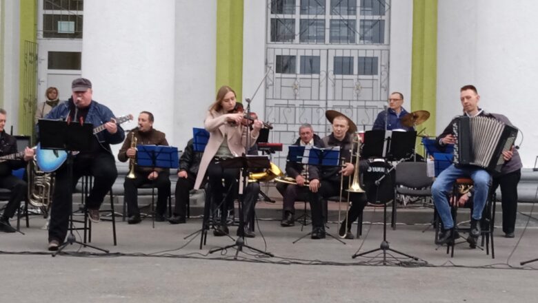 Вільне небо: в Ізяславі відбувся благодійний концерт на підтримку ЗСУ