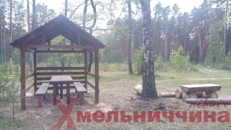 Славутські лісівники облаштовують місця для відпочинку та «спілкування» з природою