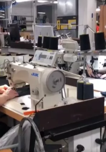 Як працівниця Хмельницької АЕС згуртувала швейну фабрику в Латвії, аби пошити форми українським військовим