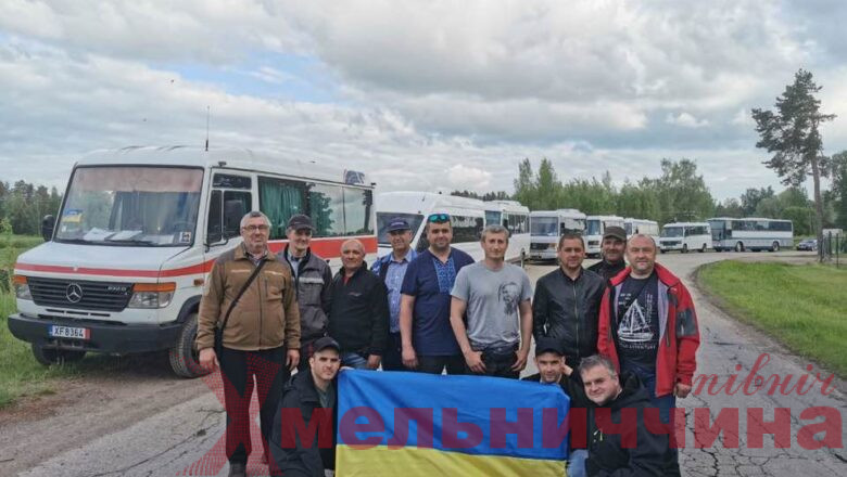 Нетішинці за кошти громади закупили 11 автобусів для українських захисників
