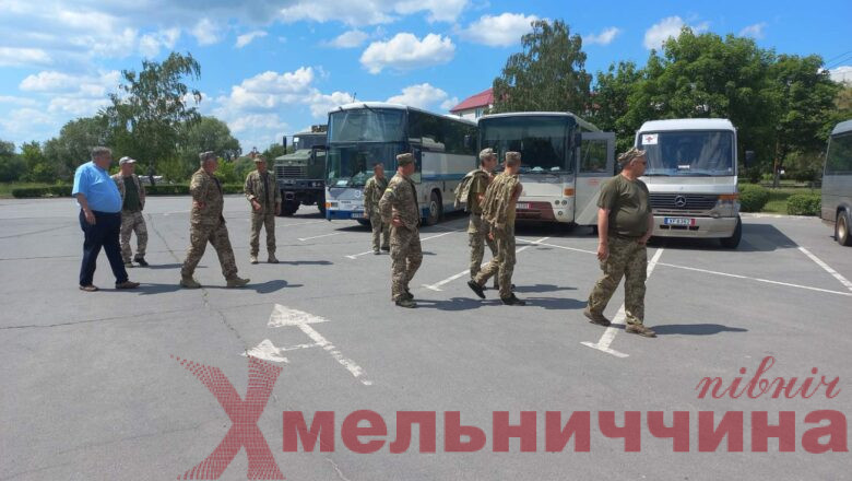 Нетішинська громада передала 11 литовських автобусів українським військовим
