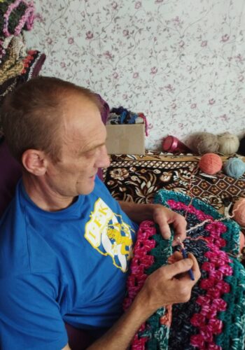 Умілець з Шепетівщини на інвалідному візку в’яже вироби гачком та збирає чорниці в лісі
