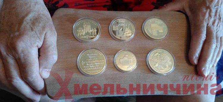 Позолочені монети для ЗСУ: пенсіонери-переселенці передали до нетішинського штабу свої збереження