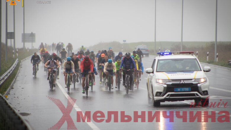 ГУ ДСНС Хмельниччини організувало благодійний велопробіг, на якому зібрали понад 70 000 гривень для ЗСУ