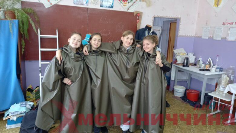 Студенти Шепетівського професійного ліцею власноруч пошили дощовики для ЗСУ