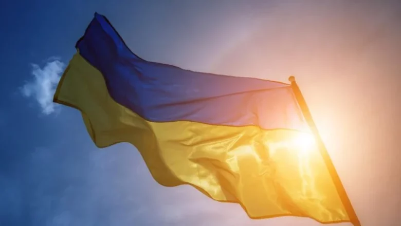 Який вирок виніс суд хмельничанину за нецензурний напис на Державному прапорі України?