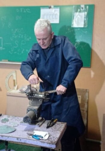 Пічка, яка поміщається у кишені: український вчитель виготовляє мінінагрівачі для ЗСУ