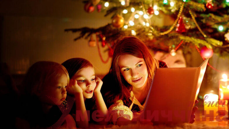 christmas-reading-book-mom-kids_credit-Shutterstock