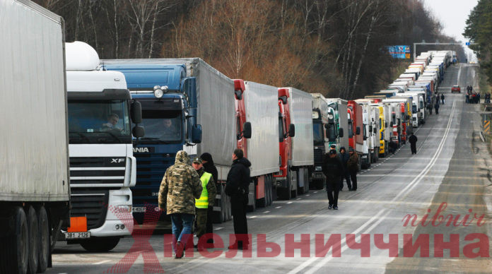 Очереди из грузовиков перед таможней в Польше
