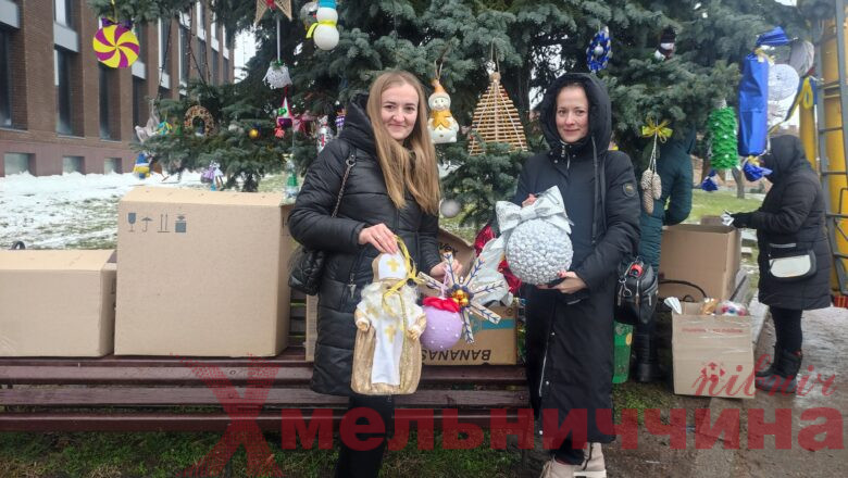 НПП «Мале Полісся» передав виготовлені дітьми прикраси на «ялинку незламності» у Славуті