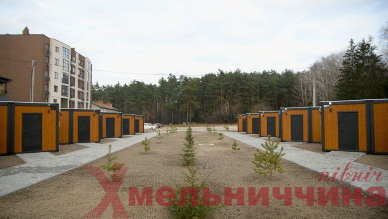 У сусідній з Хмельницькою області передали ключі від перших модульних будиночків для ВПО