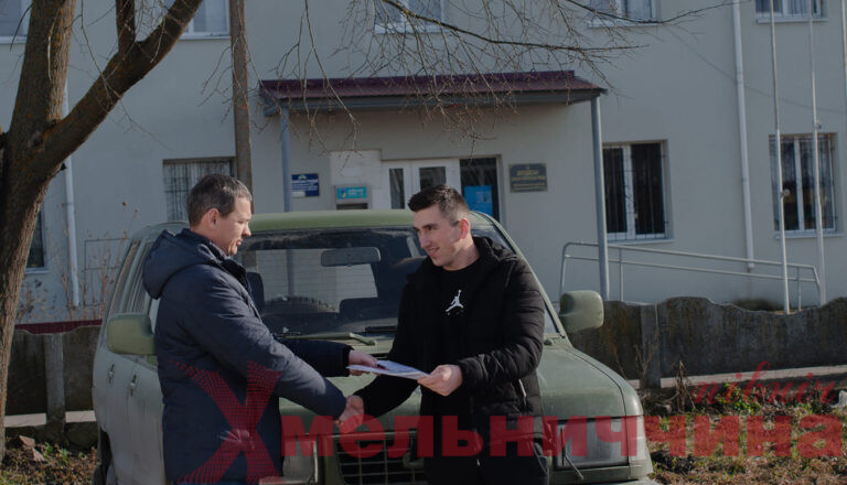 Освітяни з Берездівської ТГ придбали авто для земляка-військового