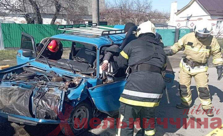 У Славуті після ДТП чоловіка з авто визволяли рятувальники