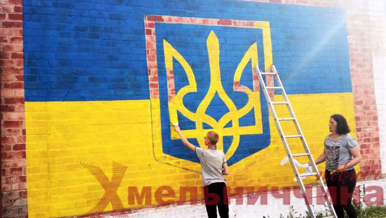 В Улашанівській громаді з’явився синьо-жовтий мурал на стіні сільського клубу