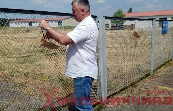 «Феромонні пастки»: у Славуті інспектори перевіряли чи не проникли карантинні шкідники лісу на територію області