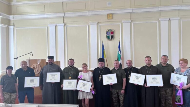 Священнослужителів та волонтерів Шепетівщини відзначили грамотами Головнокомандувача ЗСУ