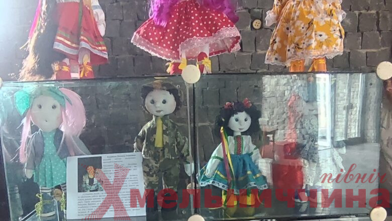 «Світ ляльок»: у Шепетівці запрошують всіх охочих на виставку робіт місцевої майстрині
