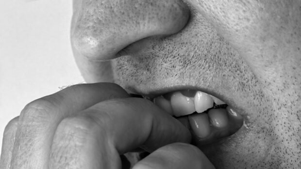 Жити в стресі: як хвилювання впливає на здоров’я зубів