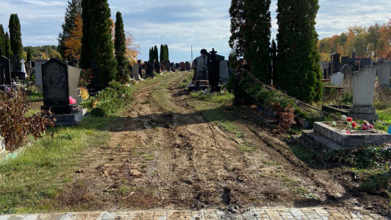 Пошкодження могил на кладовищі в Дунаївцях: поліціянти встановили причетного