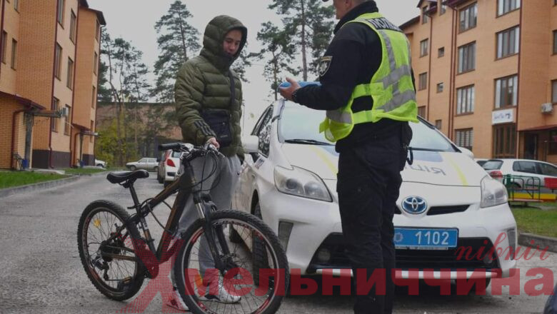 До уваги велосипедистів Шепетівщини: поліцейські нагадують про світлоповертальні елементи