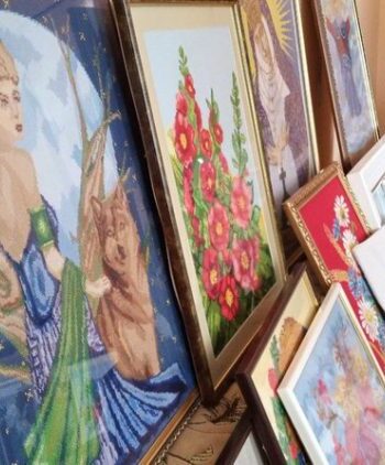 82-річна пенсіонерка з Хмельниччини хоче продати свої вишиті картини та купити для ЗСУ тепловізор або дрон