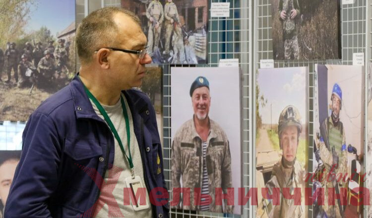 «Обличчя Героїв»: на Хмельницькій АЕС розмістили фотовиставку Захисників, аби нагадати кожному ціну незалежності