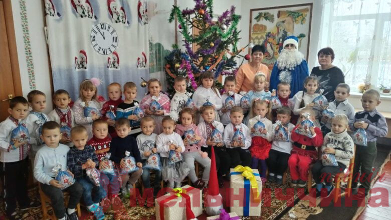 На Плужненщині благодійники привітали здобувачів освіти солодкими подарунками